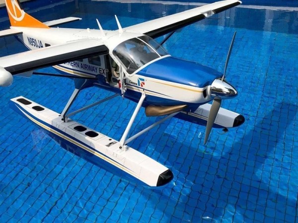 15206 Schwimmer Cessna 208